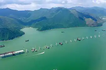 Sección de Hong Kong en construcción en 2015 frente a la costa de Isla Lantau