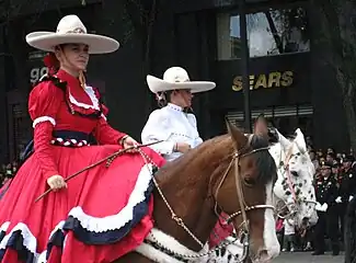 Jinetes con sus sombreros de charras y barbiquejos ajustados.