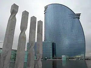 Las cuatro barras de la señera catalana (2009), de Ricardo Bofill, plaza de la Rosa de los Vientos.