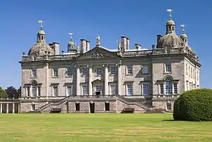 Houghton Hall, como fue construida, con cúpulas de James Gibbs