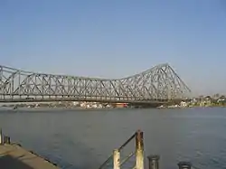 El Puente de Howrah en la India, un puente en voladizo.