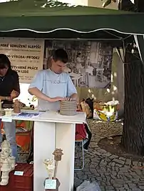 Urdiendo a mano en la feria de cerámica de Beroun (2011), República Checa.