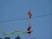 Acróbatas en cable de altura en Huang Shan