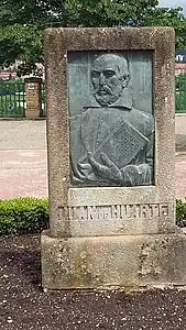 Monumento a Juan Huarte de San Juan, en el parque de la Media Luna de Pamplona.