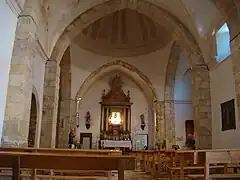 Interior de la iglesia. Se aprecian las bóvedas apuntadas y al fondo el retablo con la imagen titular.