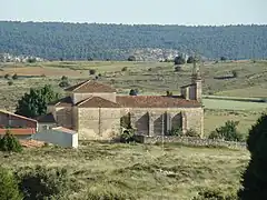 Vista de la iglesia desde el norte. Se destaca la espadaña.