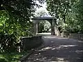 Parque del castillo en Hermülheim, se conserva un arco del antiguo castillo de la Orden Alemana de Caballeros