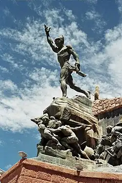 Monumento a los Héroes de la Independencia (1927-1951). Humahuaca, Jujuy. Imagen de la estatua del indio, sostenido por el grupo de hombres y mujeres.