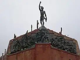 Monumento a los Héroes de la Independencia (1927-1951). Humahuaca, Jujuy. Imagen frontal del indio y los bajorrelieves.