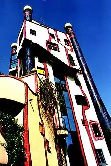 Hundertwasserhaus en Plochingen con torres