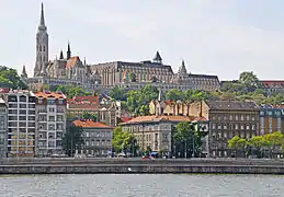 Bastión de los pescadores visto desde el lado de Pest del Danubio. Terraza neogótica y neorrománica a orillas del Danubio en Buda, en la Colina del Castillo, alrededor de la Iglesia de Matías. Diseñado y construida entre 1895 y 1902 según planos de Schulek.