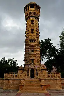 Kirti Stambha del Templo jaina de Hutheesing