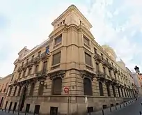 Fachada del I.E.S. Santa Teresa de Jesús de Madrid, edificio construido en la década de 1910 como viviendas.