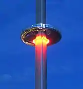 British Airways i360 (2016) de Brighton, con el mirador ascendiendo en la noche