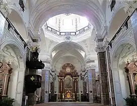 Vista de la nave y el altar principal