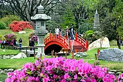 El farol que le da origen al Jardín Japonés.