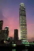 2IFC por la tarde. El Muelle del Star Ferry de tercera generación puede verse en la parte baja de la imagen