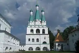 Campanario en la parte de la Trinidad del Monasterio Aleksandr Svirski (siglo XVII) en Stáraya Slobodá, óblast de Leningrado