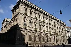 La fachada en la plaza San Fedele
