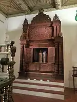 Interior de una sinagoga de India, donde se destaca el Hejal (Arón Ha-Kodesh).