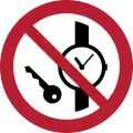 P008 – Artículos metálicos o relojes prohibidos