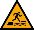W068 – Caída al agua al pisar superficie flotando