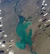 Vista satelital del embalse del Chocón en el río Limay