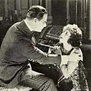 Escena de I Am Guilty (1921), con Louise Glaum y Mahlon Hamilton