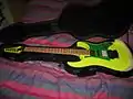 Guitarra amarillo fluorescente