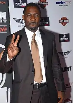 Idris Elba, como Janek.