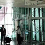 Facturación del aeropuerto en la Estación de Hong Kong, al lado del IFC