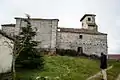 Fachada sur, espadaña y habitáculo para el toque de campanas.