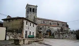 Plaza, iglesia y fuente con abrevadero.