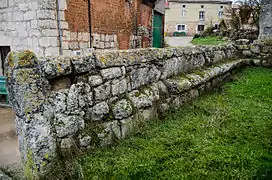 Asientos de piedra delante del pórtico