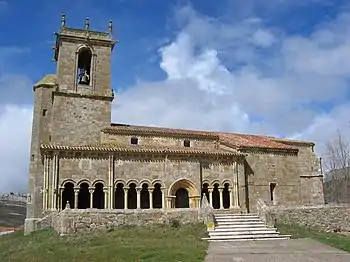 Galería de la iglesia de San Julián y Santa Basilisa, en Rebolledo de la Torre (Burgos)