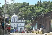 Fachada exterior de la iglesia de El Calvario, donde también se observa la cruz del Mirador de la Cruz del Cielito Lindo.