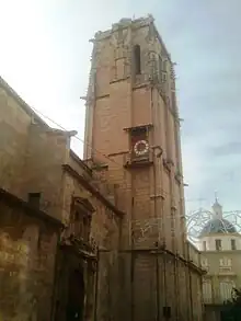 Iglesia y torre, por su cara del reloj, del siglo XIV.