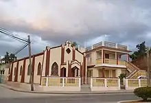 Ubicada en la intersección de la Ave. Jesús Menéndez (antiguo Paseo de Adelaida y la calle Rafael María Merchán)