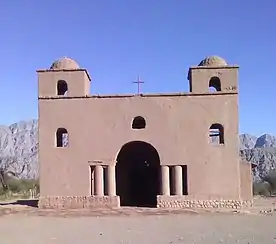 Iglesia Nuestra Señora de Andacollo, en La Falda, junto a Anillaco. Uno de los monumentos más destacados de la ruta del adobe