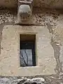 Escritura antigua en la ventana, iglesia de San Pelayo.