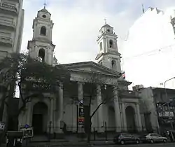 La Iglesia de Nuestra Señora de Montserrat dio nombre al barrio.