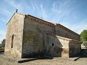 La iglesia de Azinheira tiene un extremo este cuadrado con pequeños apsidoles.