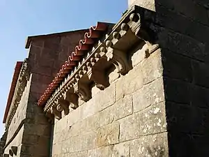 Formas naturalistas y esotéricas en ménsulas en la Iglesia Milieu .