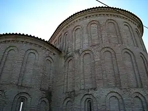 Monasterio de Castro de Avelãs con un ábside de ladrillo único influenciado por el arte asturiano-leonés.