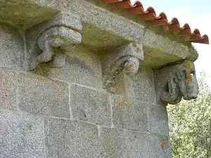 Ménsulas en la Iglesia de San Claudio de Nogueira .