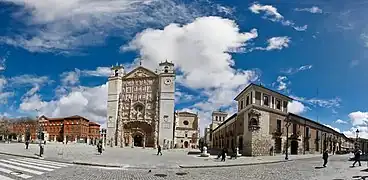 Panorámica de la plaza de San Pablo. A la izquierda el instituto Zorrilla, en el centro la iglesia de San Pablo, seguida de la calle peatonal de Cadenas de San Gregorio y a la derecha el Palacio de Pimentel.