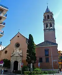 Fachada a la calle Santa Ángela de la Cruz