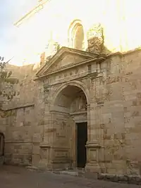 Portada occidental, obra del arquitecto Joaquín Benito Churriguera.