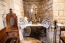 Ábside norte. A la izquierda, confesionario