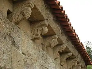 Humanos y bestias en la iglesia de Chaviães .